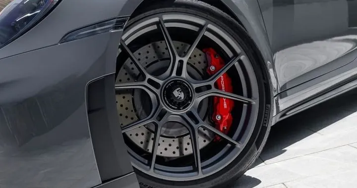 Porsche richiama 911 e 718: un difetto ai cerchi può provocare il distacco delle ruote