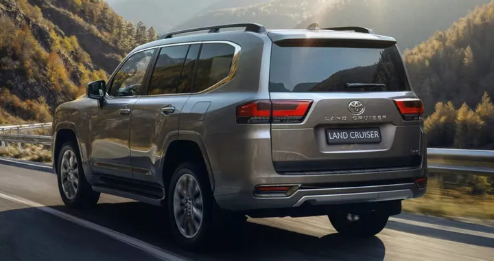 Toyota Land Cruiser 300, addio al V6 benzina: arriva l’ibrido più potente di sempre