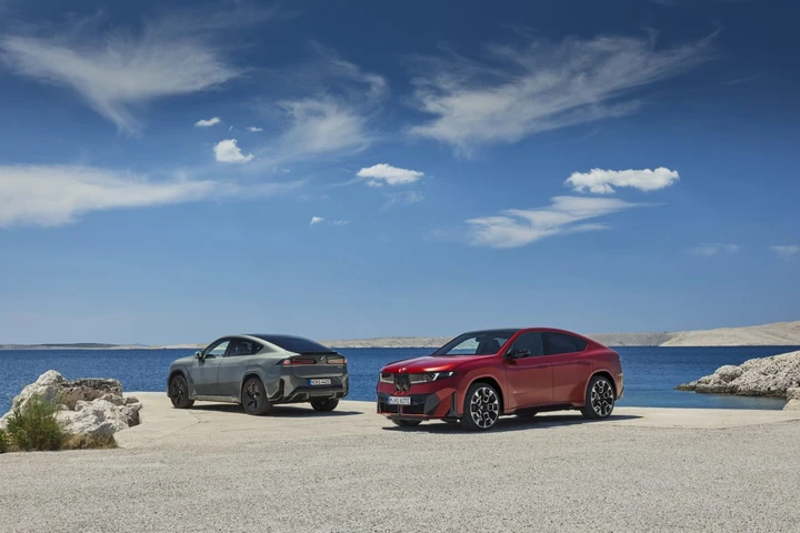 Nuova BMW iX4, il SUV coupé elettrico arriva nel 2027: fino a 612 CV e 828 km di autonomia