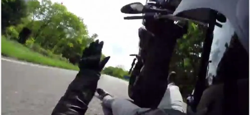 Epic Fail: impenna una KTM 690 Duke e finisce a terra [Video]