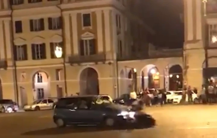 Incidente dopo Italia-Spagna: a Cuneo frontale fra auto e scooter [Video]