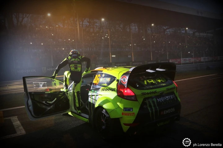 Valentino Rossi vince il Monza Rally Show 2016 davanti a Sordo [Foto e Video]