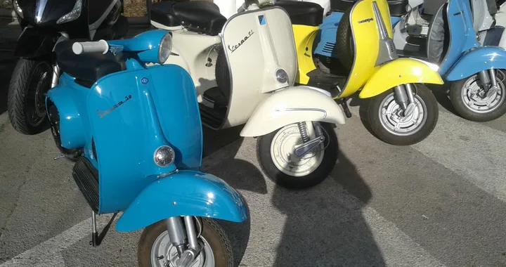 Proprietari delle Vespa a Genova contro il piano anti-smog