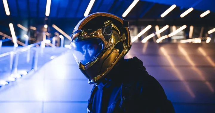 Ruroc AT4.0 Gold Chrome: il casco in fibra di carbonio che sembra oro liquido