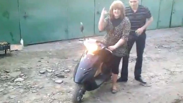 Prima volta su uno scooter, prima caduta [video]