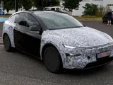 Tesla Model Y L, il SUV a passo lungo arriva in Europa: ecco cosa cambia