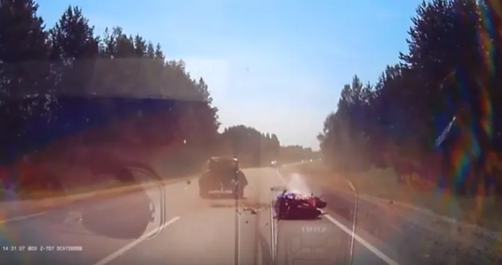 Motociclista tampona violentemente un auto, miracolosamente illeso