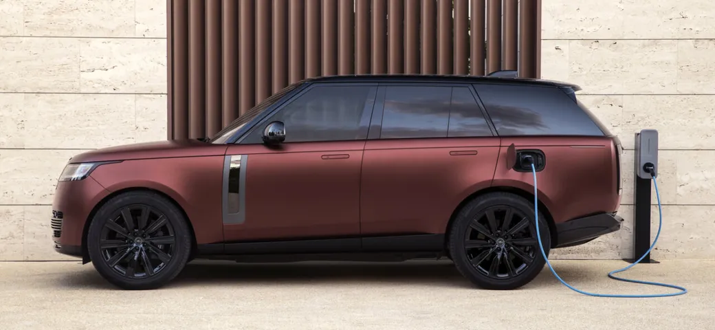L'ascesa dei veicoli ibridi plug-in: JLR registra un aumento delle vendite