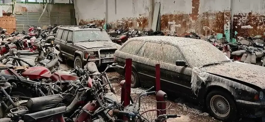 Spagna: ritrovata una collezione di pregiate auto in abbandono