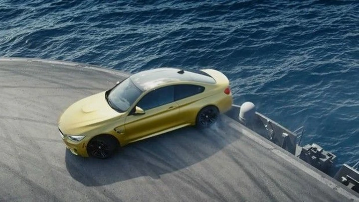 BMW M4 Coupé: drift su una portaerei sull’oceano in video