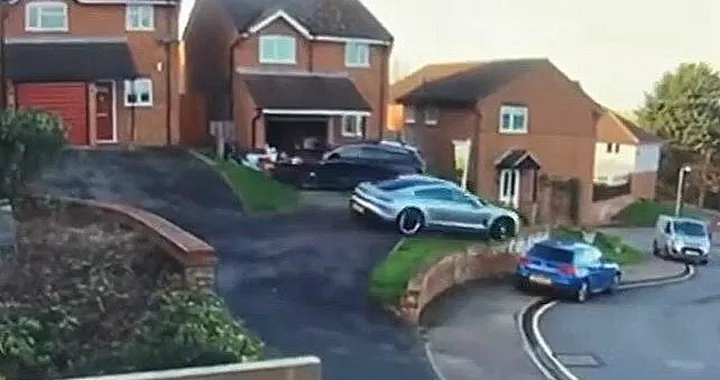 Porsche Taycan: insolito incidente in Inghilterra [Video]