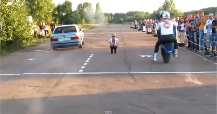 Epic Fail: drag race auto vs moto, figuraccia al via [Video]