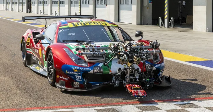 LEGO Technic Ferrari 488 GTE: la sfida in pista a Modena