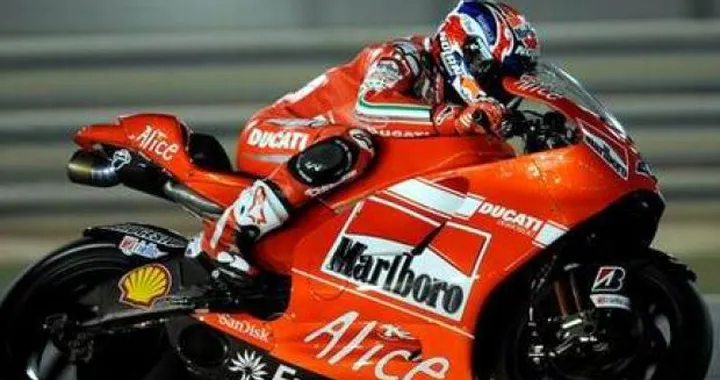 Test MotoGP Qatar day2: Stoner alla carica, Rossi insegue. Meteo ancora bizzoso