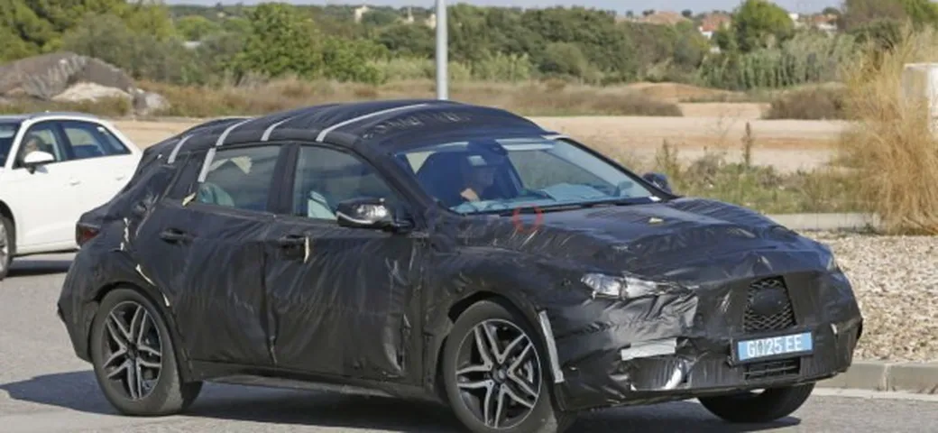 Infiniti Q30: prime foto spia su strada