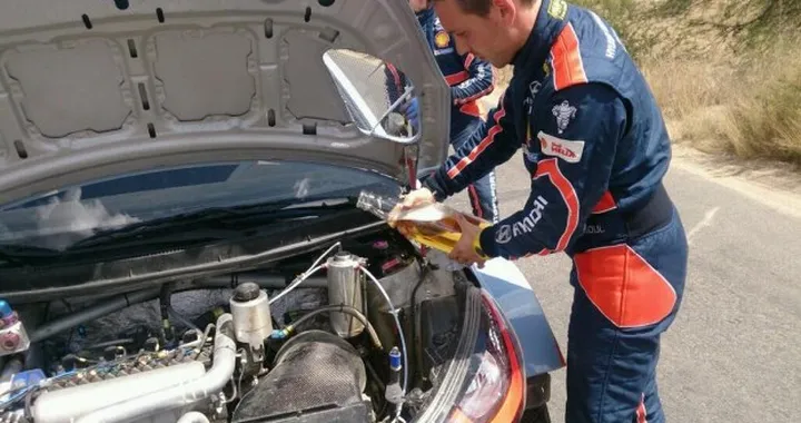 Finisce il liquido del radiatore? L'Epic Win è di Thierry Neuville