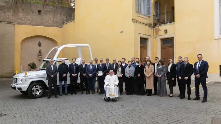 Tutte le auto di Papa Francesco: simboli di semplicità e solidarietà