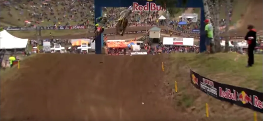 Sorpassi epici: battaglia fra Stewart e Canard in motocross [Video]