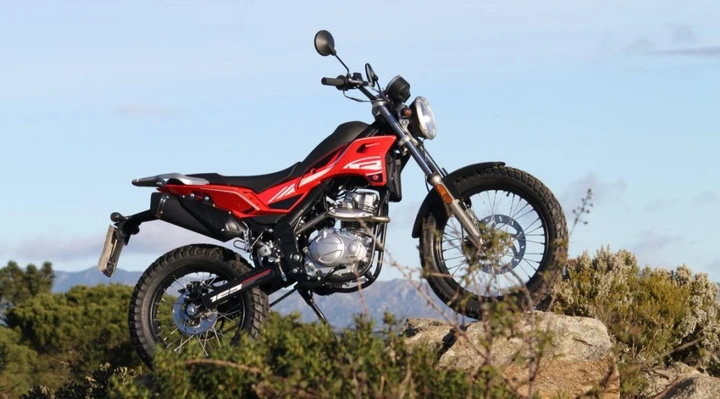 Rieju Tango 125i: la moto urbana che sfida il dominio degli scooter