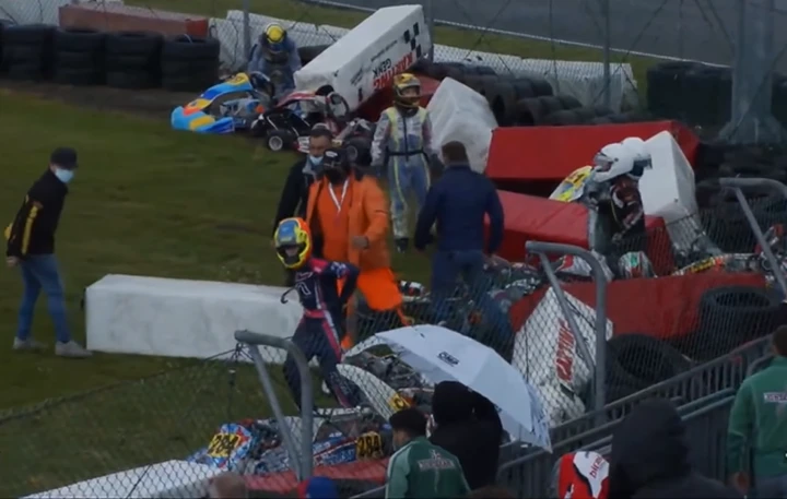 Spaventoso incidente multiplo nella gara di Go Kart [Video]