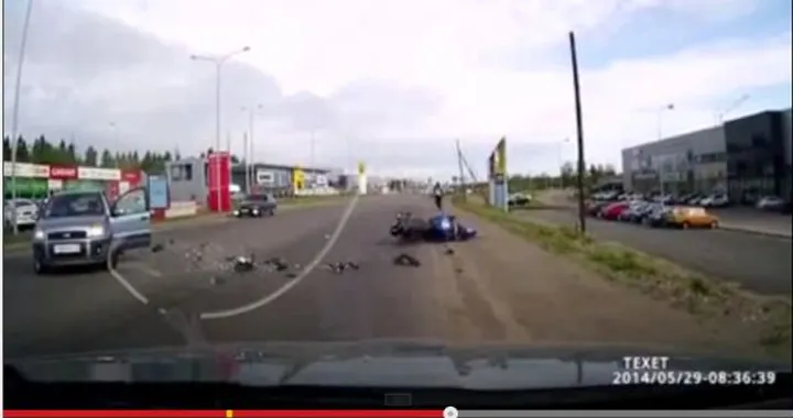 Motociclista si salva miracolosamente dopo lo schianto [Video]