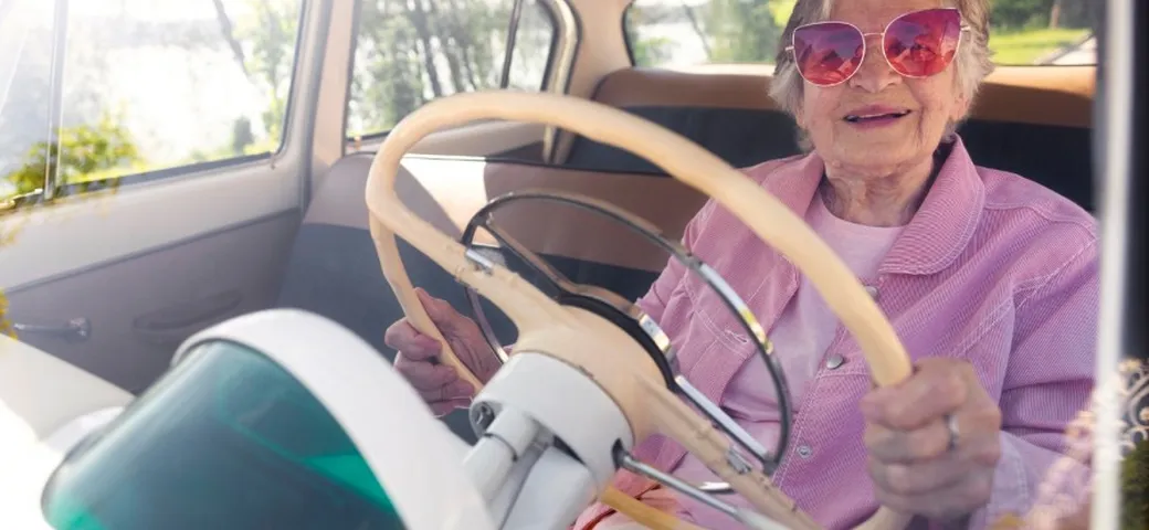 Se non ti piacciono le auto elettriche significa che sei anziano: lo dice un sondaggio