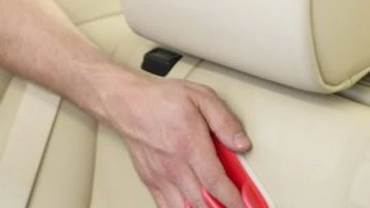 Ci sono più batteri su volante e sedili che nei bagni pubblici. Un automobilista su dieci non lava mai l'interno della propria auto