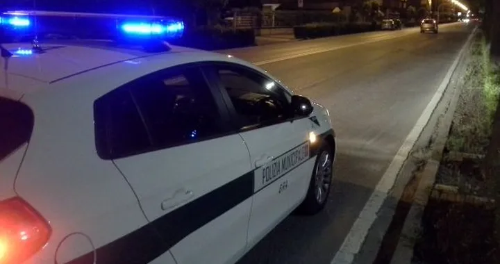 L'auto parcheggiata come barriera: esercente multato
