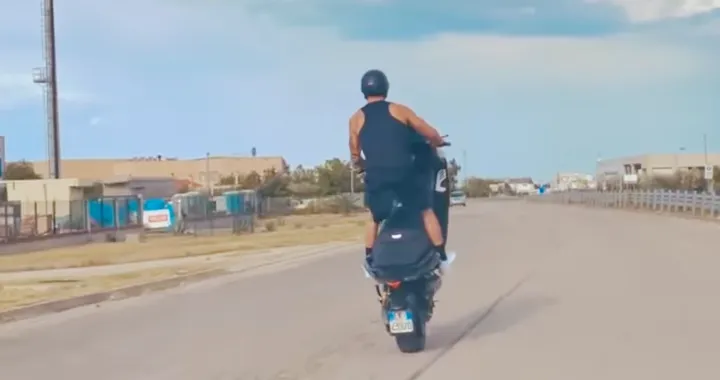 Andrea Iannone impenna in TMax (Video)