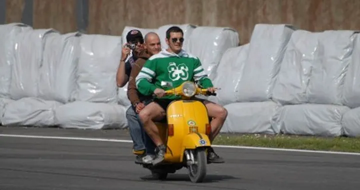 Foto del giorno: Monza 2008, è festa in pista