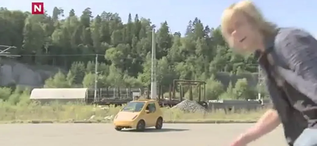 Lo scherzo dellautomobile 50cc con i clacson di un camion