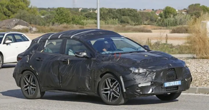 Infiniti Q30: prime foto spia su strada