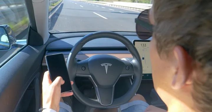 Tesla: hacker scopre modalità segreta "Elon Mode" per guida autonoma completa