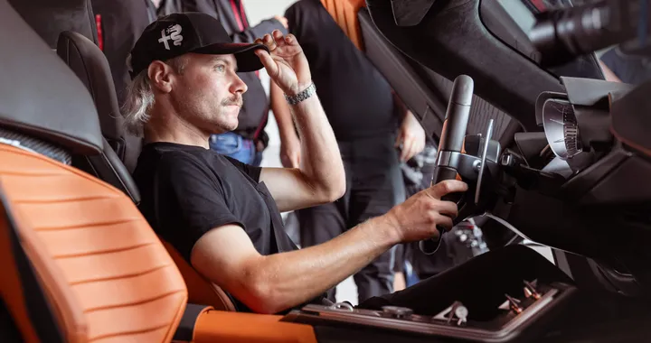 Alfa Romeo 33 Stradale con Valtteri Bottas in pista a Balocco | Video
