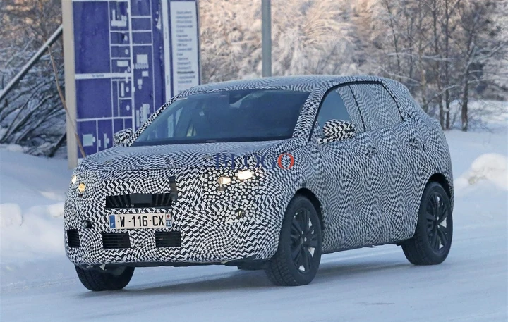 Peugeot 3008: foto spia sulle nevi svedesi