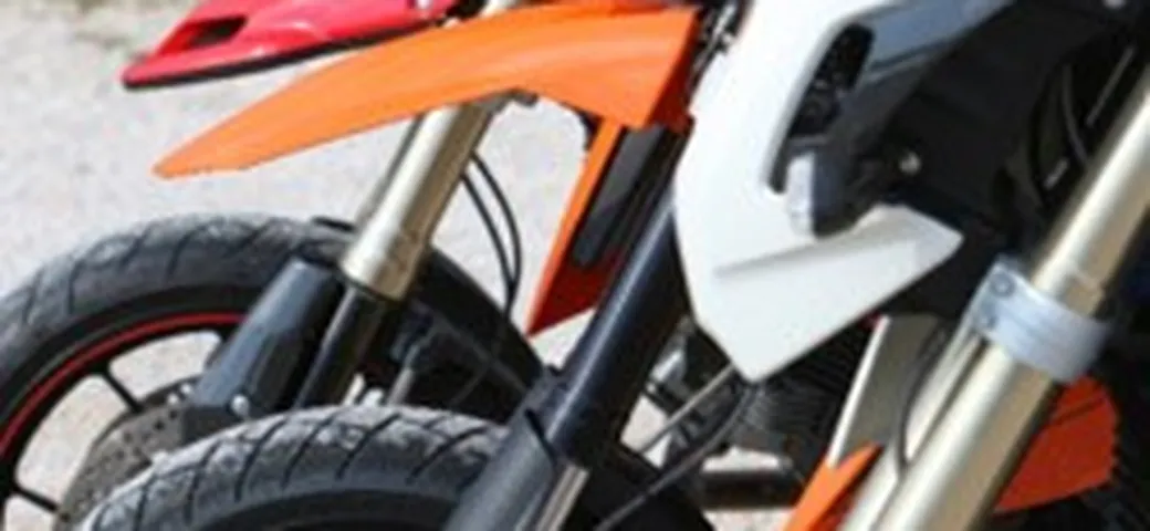 Big Motard: BMW Megamoto HP2, Ducati Hypermotard 1100 S e KTM 990 Supermoto a confronto