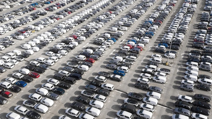 Mercato auto Italia: in calo ad agosto 2024, necessarie nuove strategie per il settore