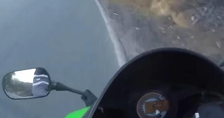 Caduta stupida, moto distrutta [Video]