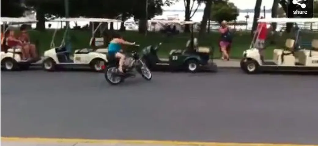 Video divertenti: ragazza noleggia scooter e si schianta subito