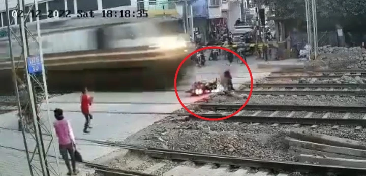 Motociclista sfugge alla morte sui binari [Video]
