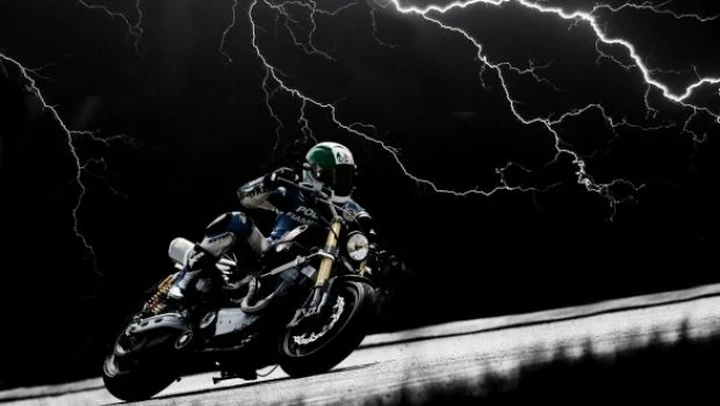 Foto del giorno: Harley Davidson XR 1200 Special sfida i Fulmini