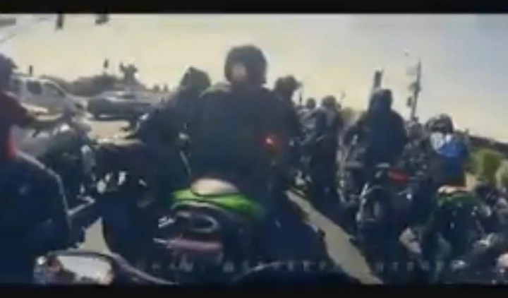 Fuga in moto di un cretino del branco [Video]