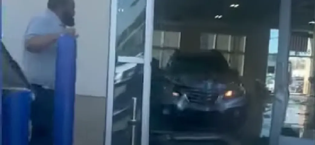 Valutano poco la sua auto, lui distrugge la concessionaria: due feriti