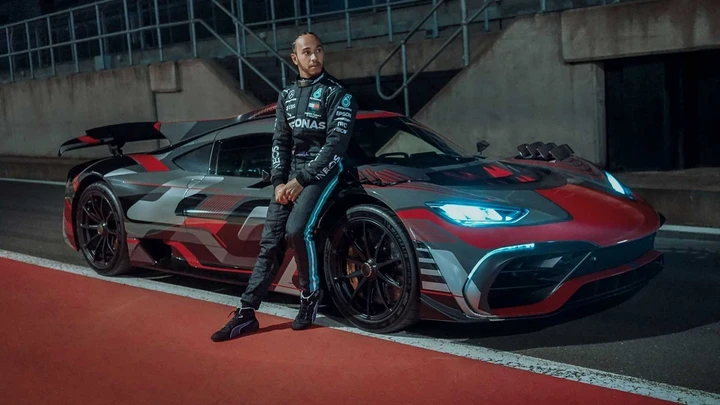 La Mercedes AMG Project One scende in pista con Hamilton