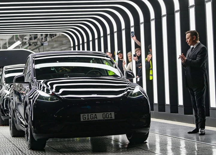 Tesla, tensioni in Germania, trattenuti stipendi dei dipendenti malatai