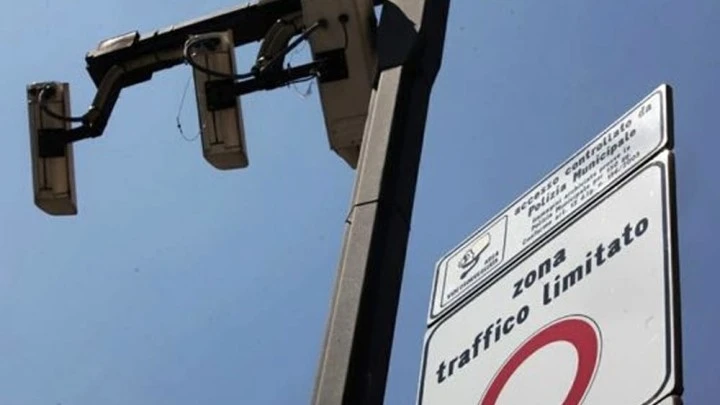 Violano la ZTL con l'asciugamano sulla targa: beccati