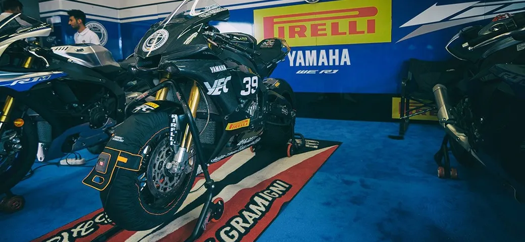 Old School Racing: la scuola di Alex Gramigni con Pirelli e Yamaha