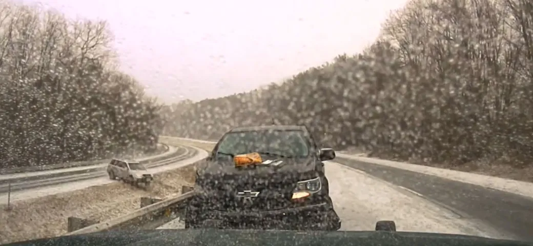 Spaventoso incidente con ribaltamento ripreso dalla polizia [Video]