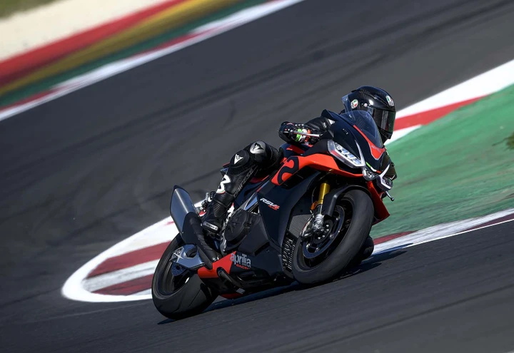 Aprilia Pro Experience: l'8 maggio in pista con Biaggi, Savadori e Iannone