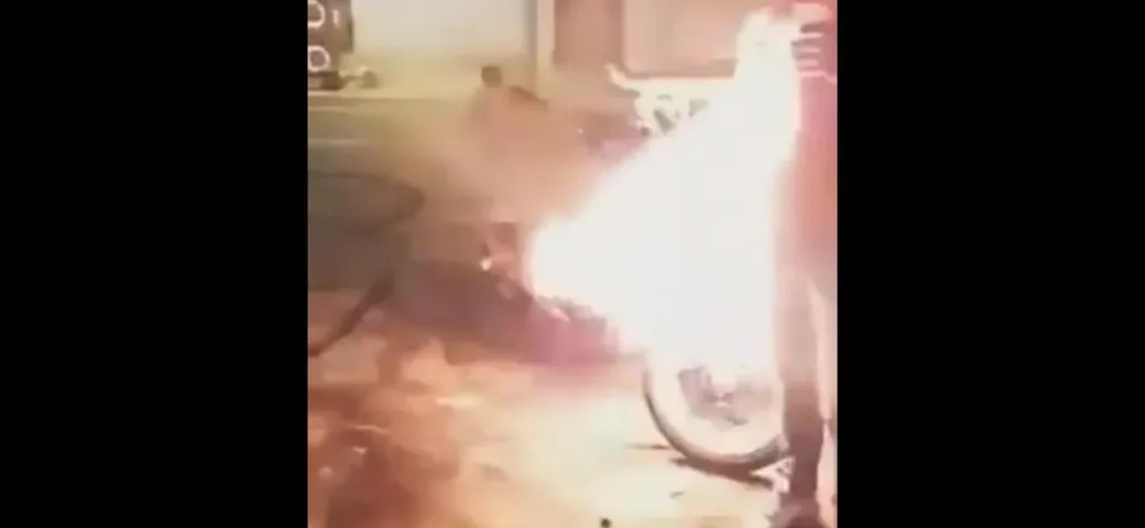 Con gli scarichi incandescenti la moto va a fuoco [Video]